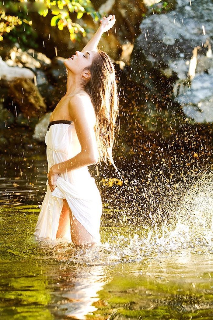 Marie Avgeropoulos in Salvador