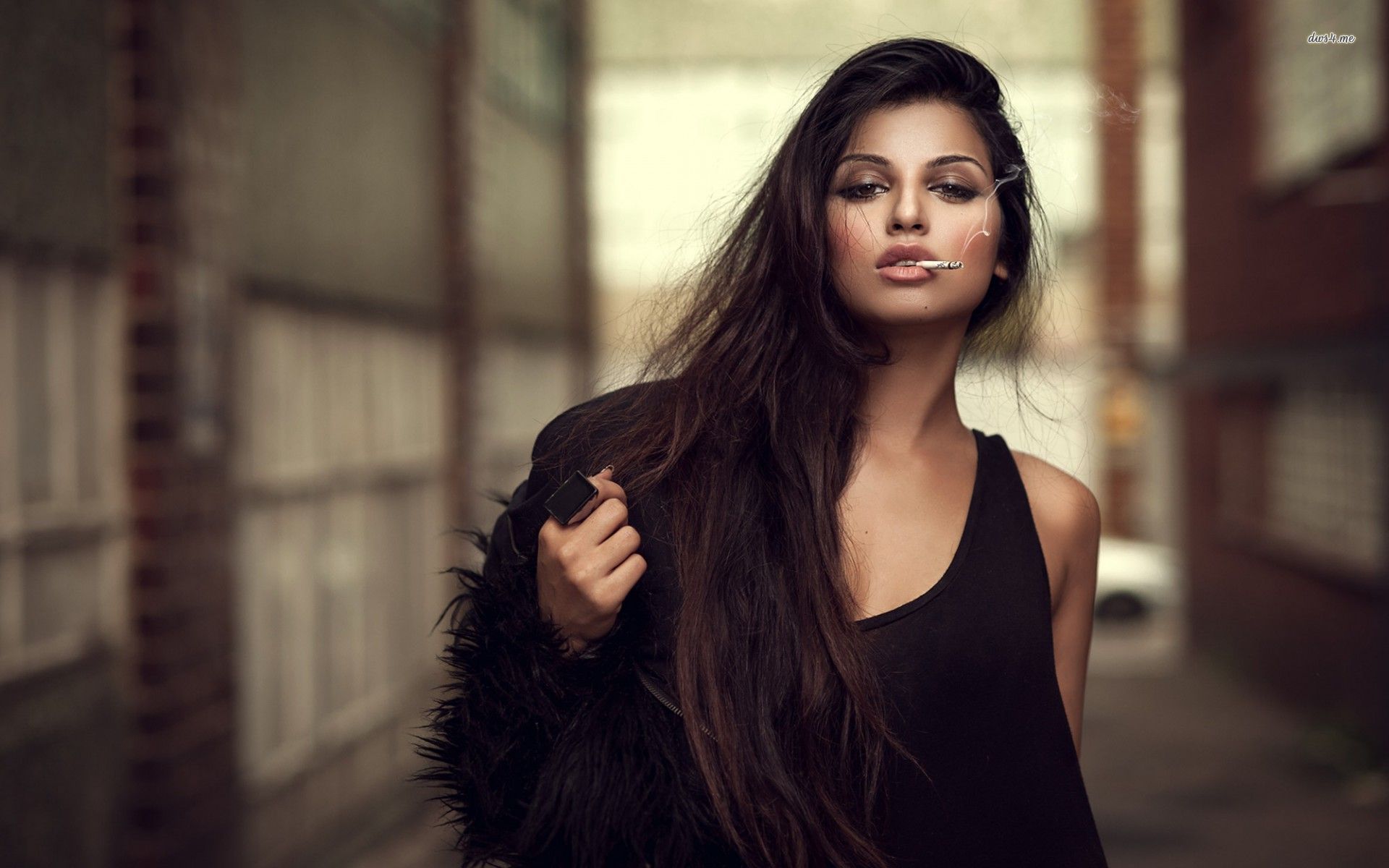 A playful frame from Sassy girls — online in Salvador