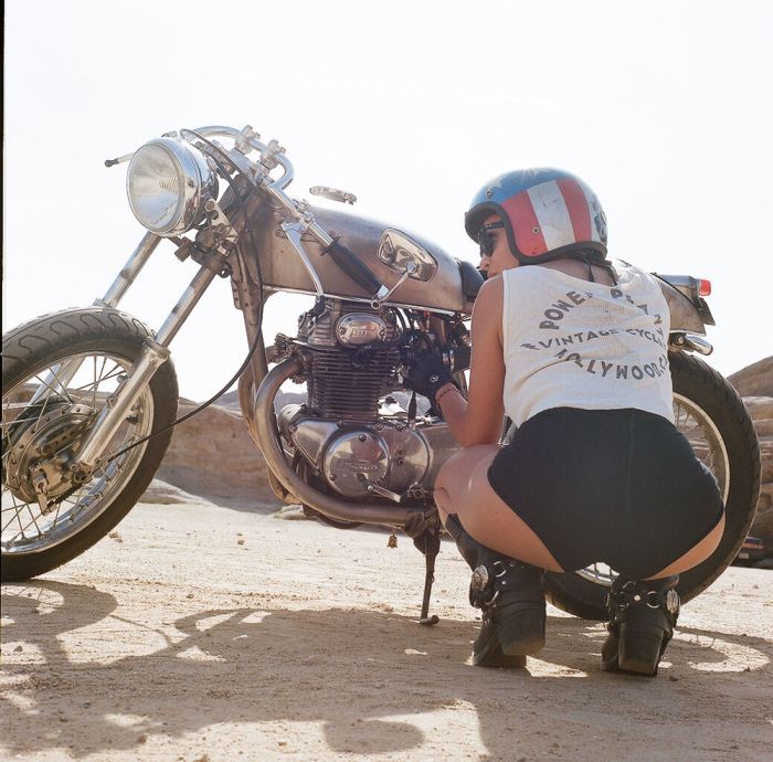 A playful frame from Girls on a motorcycle — online in Salvador