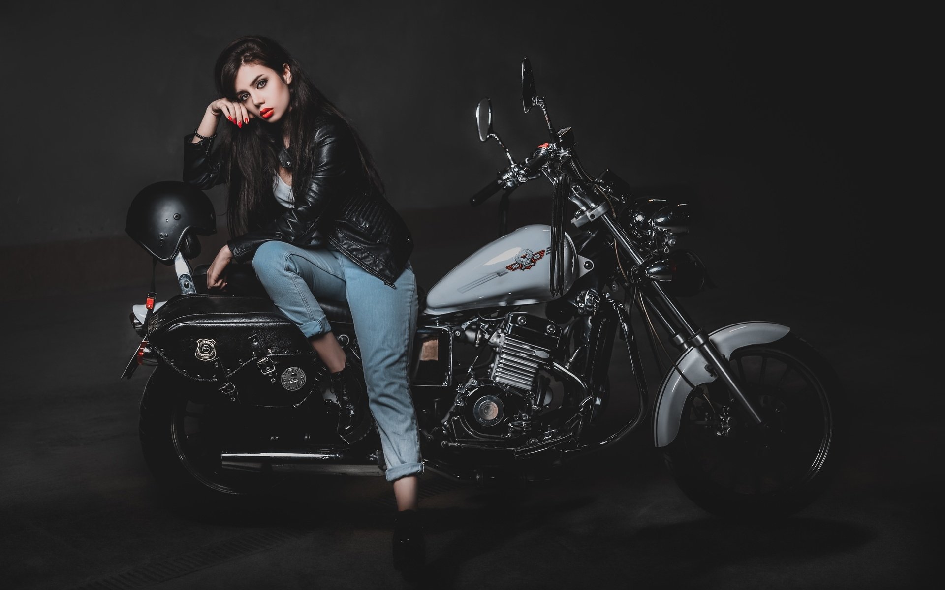 Biker girls: style and drive brings the glow — live moments in Salvador