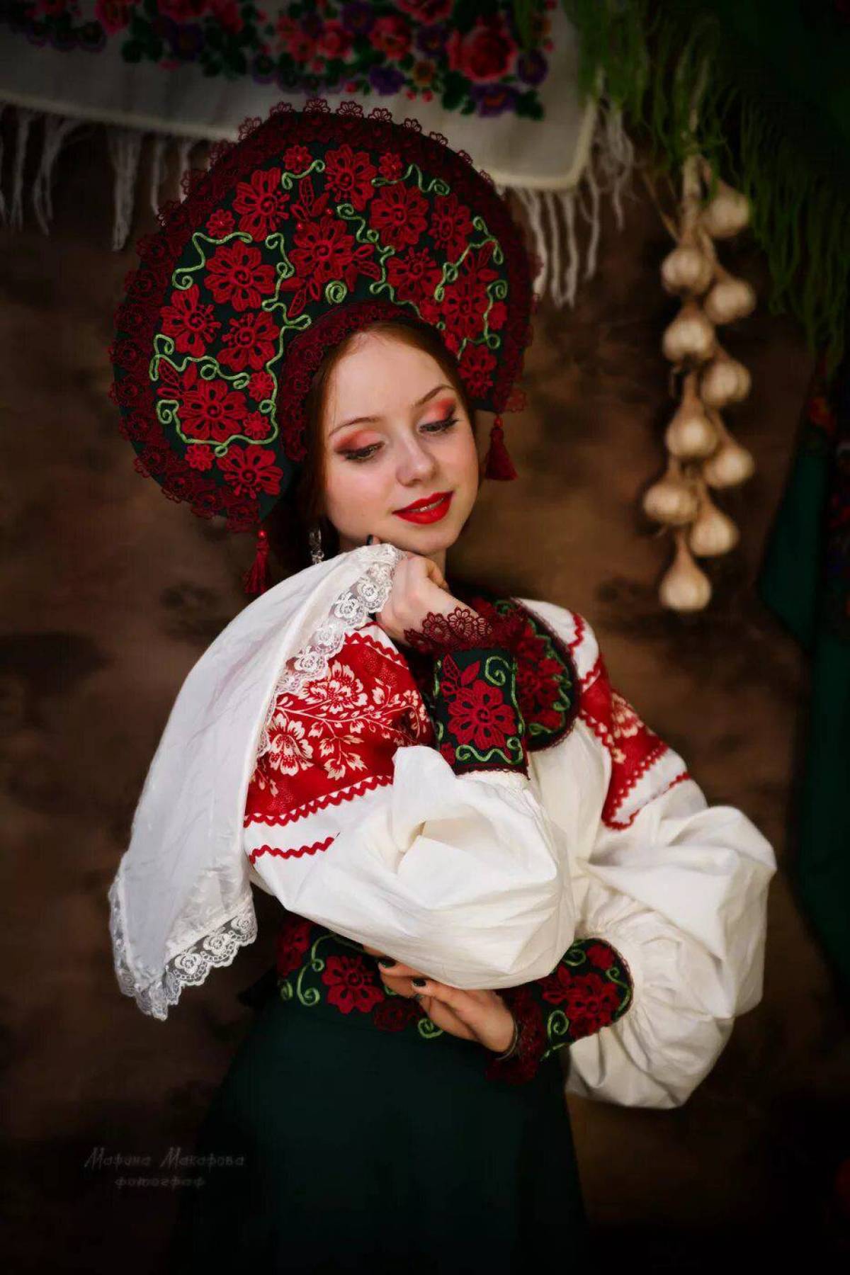 Take a pause and enjoy Women in Slavic costumes — streaming from Salvador
