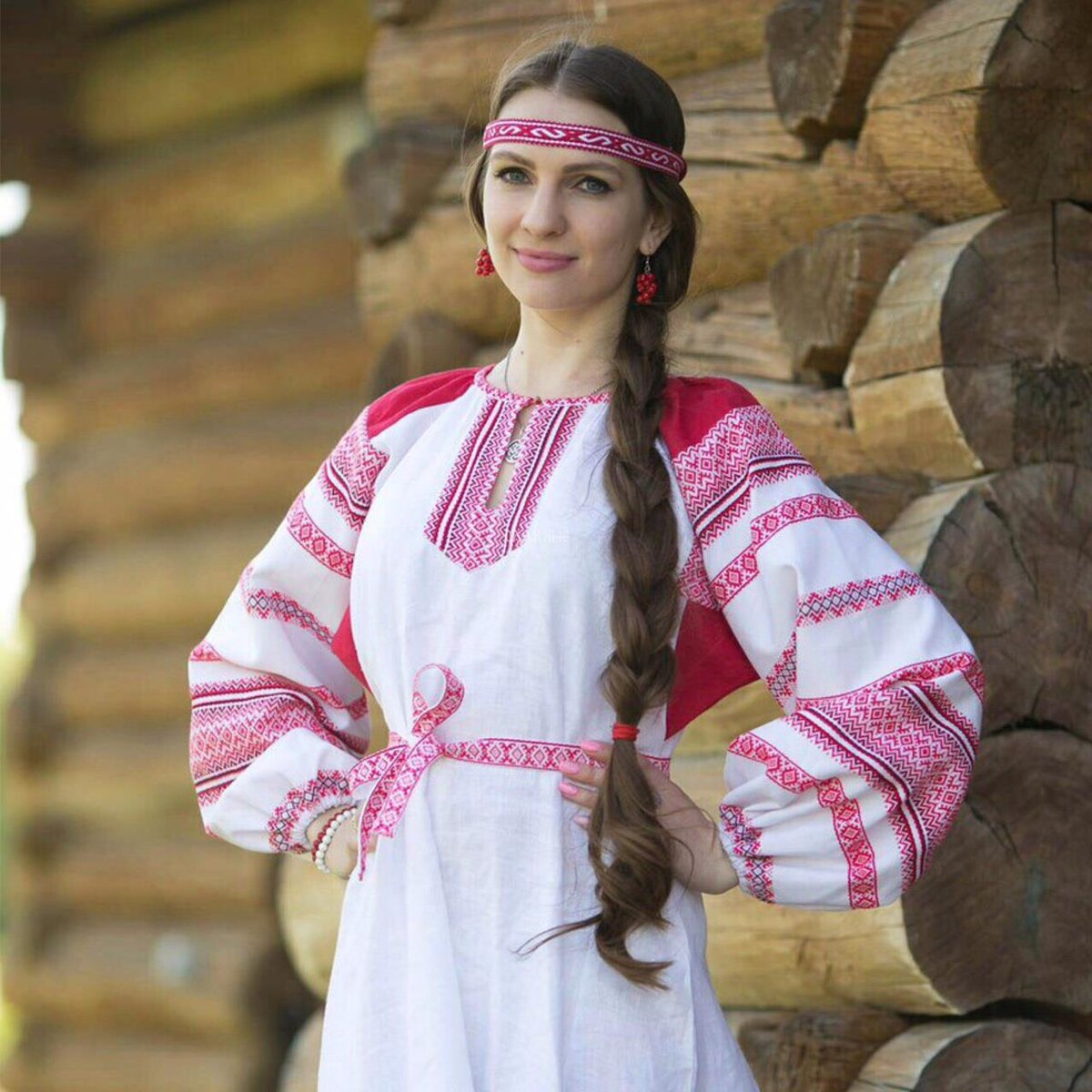 Girls in Slavic costumes brings the glow — live moments in Salvador
